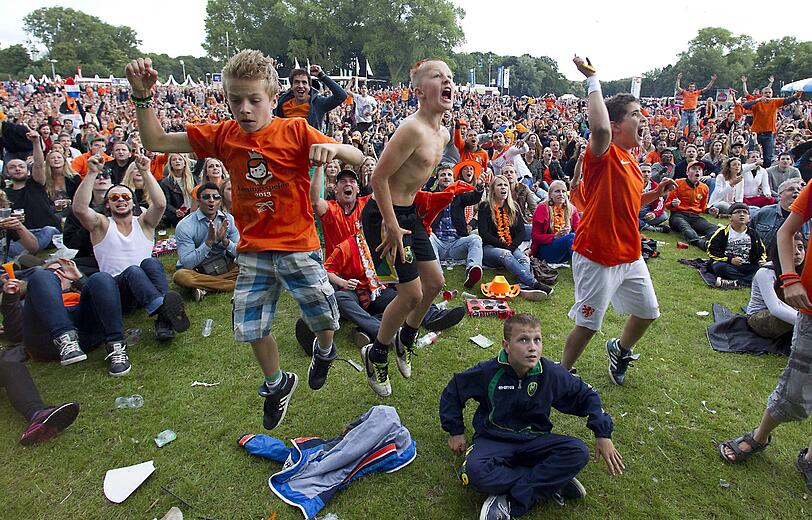 Siegesfeier nach dem Einzug ins Viertelfinale: Beim Parkpop in Den Haag