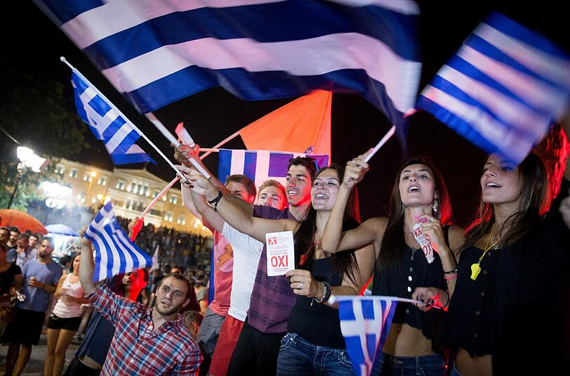 Anhänger der "Nein"-Kampagne feiern das Ergebnis des Referdums vor dem griechischen Parlament in Athen