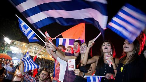 Anhänger der "Nein"-Kampagne feiern das Ergebnis des Referdums vor dem griechischen Parlament in Athen