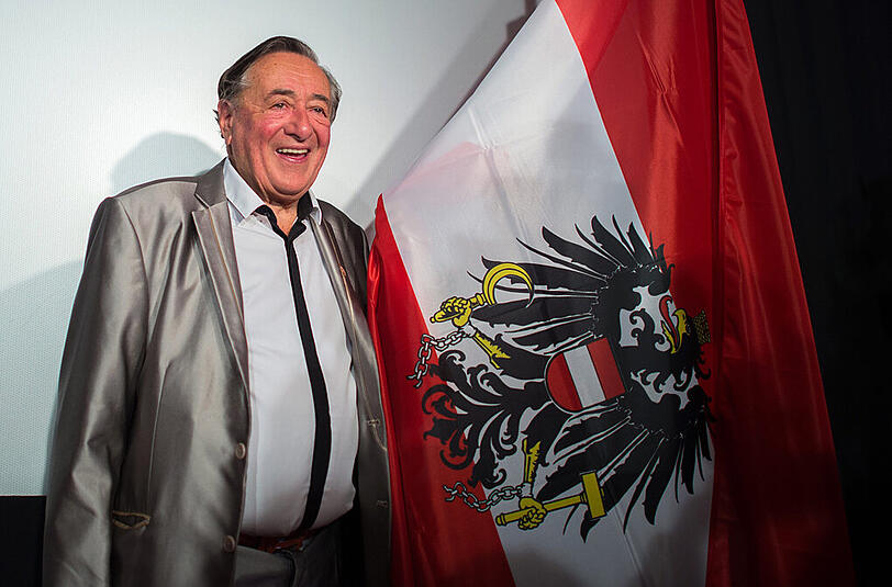 Ganz staatsmännisch neben der österreichischen Bundesfahne: Richard Lugner will in die Wiener Hofburg einziehen.