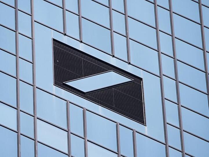 Weltweit werden tausende Stellen abgebaut. Dennoch gilt die Deutsche Bank für viele weiter als attraktiver Arbeitgeber.