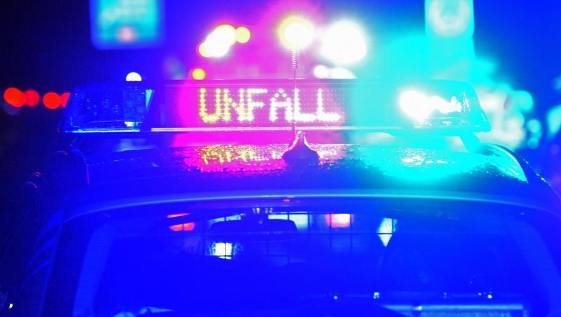 Blaulicht und der LED- Schriftzug "Unfall" auf dem Dach eines Polizeistreifenwagens. Foto: Stefan Puchner/dpa/Symbolbild Blaulicht und der LED- Schriftzug "Unfall" auf dem Dach eines Polizeistreifenwagens. Foto: Stefan Puchner/dpa/Symbolbild