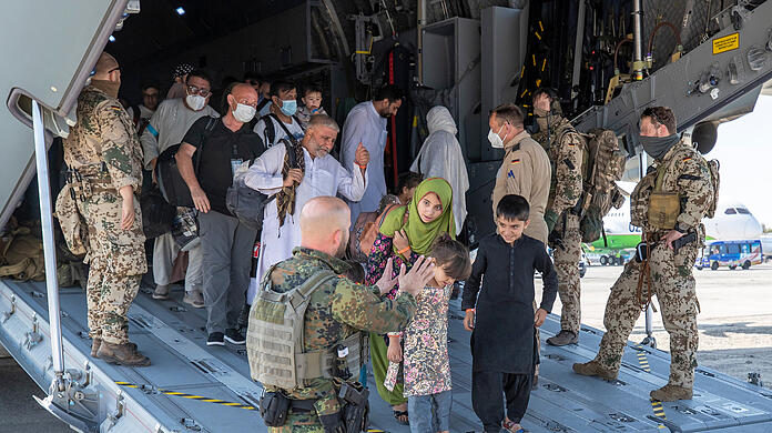 Kurz nach der Landung werden die Evakuierten von deutschen Sicherungskräften aus dem Airbus A400M geleitet.