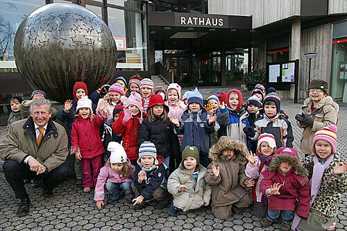 Unterföhrings SPD-Bürgermeister Franz Schwarz mit den Zwergerln des Kindergartens III. Die dürfen kostenlos in die Tagesstätte.