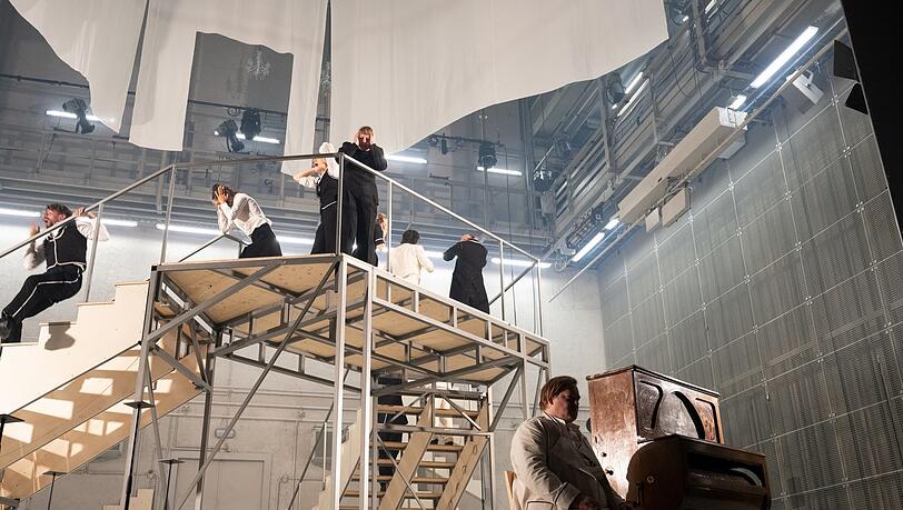Das Ensemble des Residenztheaters wartet im Cuvillièstheater auf Platonow.