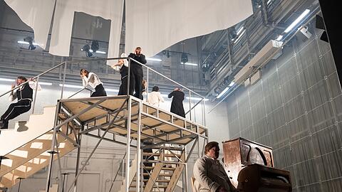Das Ensemble des Residenztheaters wartet im Cuvillièstheater auf Platonow.