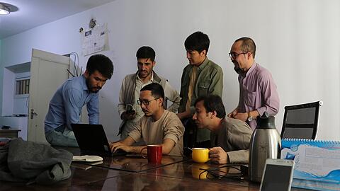 Das Dok.Fest beginnt am 3. Mai um 20 Uhr im Deutschen Theater mit dem Film "Etilaat Roz". Der Dokumentarfilm begleitet die gleichnamige Zeitung in Kabul, während die Taliban im August 2021 wieder die Herrschaft übernehmen. Fotos: Dok.Fest