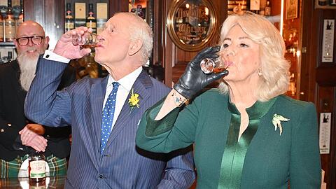 König Charles und Königin Camilla bei der Whisky-Probe.
