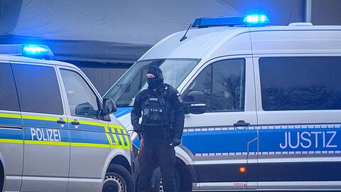 Der Konvoi mit Taleb al-Abdulmohsen f&auml;hrt vor das tempor&auml;re Gerichtsgeb&auml;ude in Magdeburg.