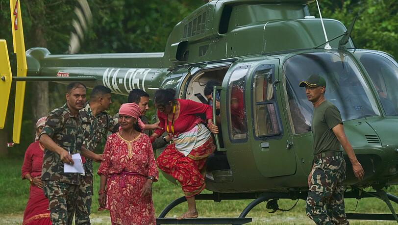 In Armeecamps starten und landen dauernd Rettungshubschrauber. In Armeecamps starten und landen dauernd Rettungshubschrauber.
