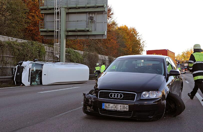 Totalsperrung. Drei Autos krachen auf der A 99 zwischen dem Allacher Tunnel und der Ausfahrt Ludwigsfeld zusammen. Vier Menschen werden verletzt. Zwei werden per Rettungshubschrauber ins Krankenhaus gebracht, darunter eine Schwangere.