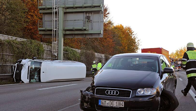 Totalsperrung. Drei Autos krachen auf der A 99 zwischen dem Allacher Tunnel und der Ausfahrt Ludwigsfeld zusammen. Vier Menschen werden verletzt. Zwei werden per Rettungshubschrauber ins Krankenhaus gebracht, darunter eine Schwangere. Totalsperrung. Drei Autos krachen auf der A 99 zwischen dem Allacher Tunnel und der Ausfahrt Ludwigsfeld zusammen. Vier Menschen werden verletzt. Zwei werden per Rettungshubschrauber ins Krankenhaus gebracht, darunter eine Schwangere.