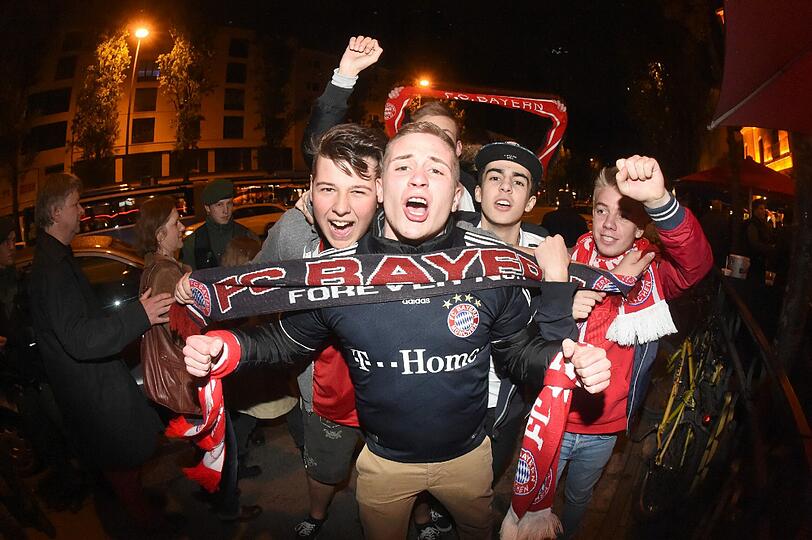 Forever Number 1: Bayern-Fans feiern am Samstagabend den Pokalsieg gegen Borussia Dortmund auf der Leopoldstraße.