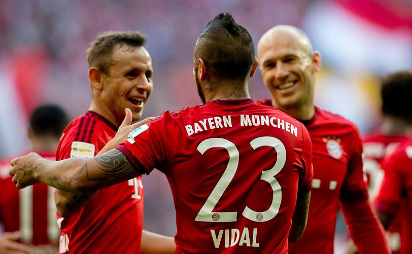 Rafinha: Hat den Einbürgerungstest bestanden, darf nun also deutscher Staatsbürger werden. Und vielleicht auch Nationalspieler? Agierte jedenfalls souveräner und gedankenschneller als Kölns Außenverteidiger Hector, der ja bekanntlich zu Löws Kader gehört. Note: 3.