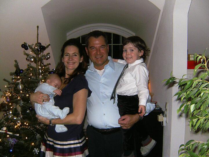 Weihnachten 2008, der erste Heilige Abend mit Tochter Helena: Natalie Schmid hält den Familienzuwachs im Arm, Josef Schmid Söhnchen Lenny.