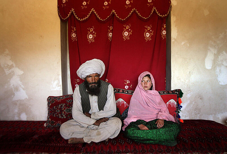 Das Unicef-Bild des Jahres 2007, heute noch aktuell: Ein afghanischer Mann mit seiner damals elfjährigen Braut.