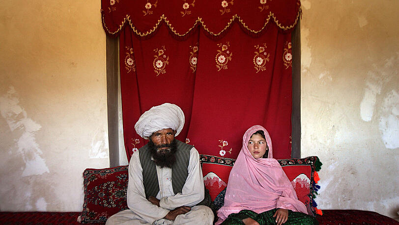 Das Unicef-Bild des Jahres 2007, heute noch aktuell: Ein afghanischer Mann mit seiner damals elfjährigen Braut. Das Unicef-Bild des Jahres 2007, heute noch aktuell: Ein afghanischer Mann mit seiner damals elfjährigen Braut.