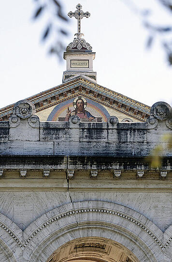 Auch in Rom gibt es Schäden: Ein Riss durchzieht die Fassade der St. Pauls-Basilika.