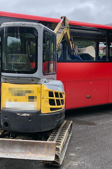 Der Bagger drehte sich, der Ausleger landete samt Schaufel im Schulbus.
