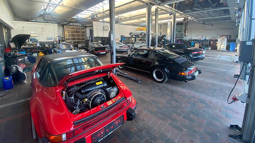 Noch stehen alte Porsche zur Reparatur in der Werkstatt.