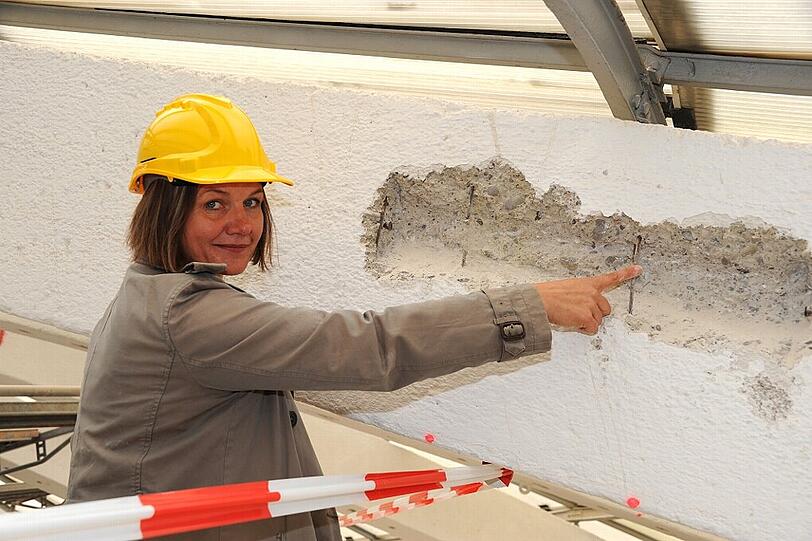 Die maroden Stahlbetonträger werden durch reine Stahlträger ersetzt.
