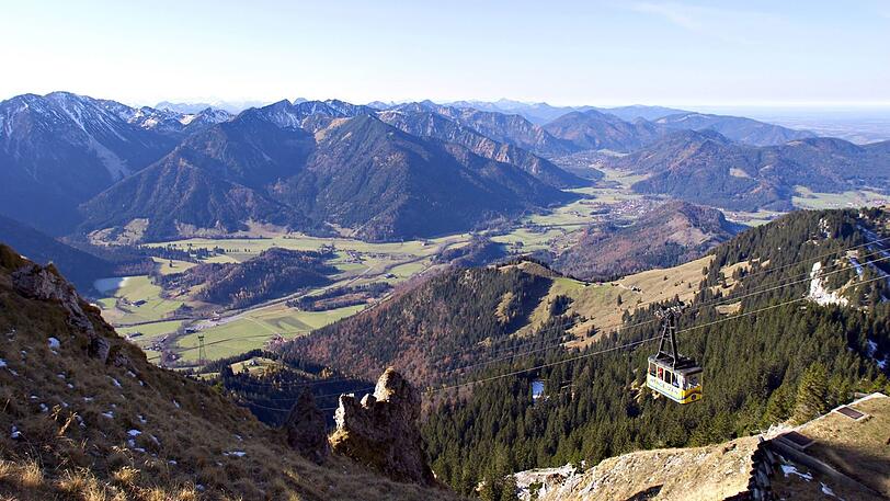An der Wendelsteinseilbahn ist ein Mitarbeiter aus einer Gondel gestürzt.