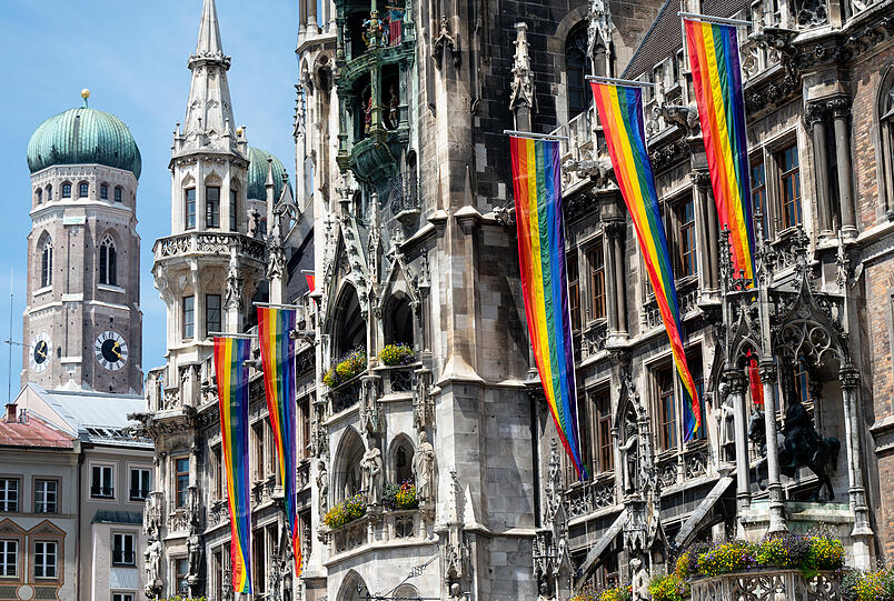 Regenbogenflaggen am Rathaus auf dem Marienplatz.