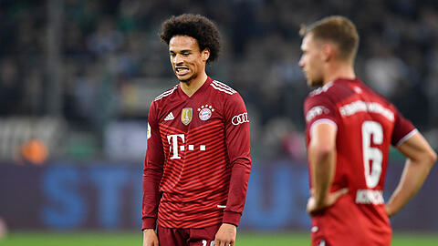 Geschockte Bayern-Stars nach dem 0:5 in Gladbach: Leroy Sané und Joshua Kimmich.