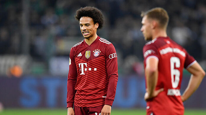 Geschockte Bayern-Stars nach dem 0:5 in Gladbach: Leroy Sané und Joshua Kimmich.