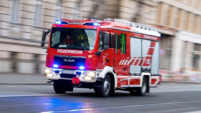 Ein Brand auf einem Balkon in München hat einen mehrstelligen Sachschaden verursacht. (Symbolbild)