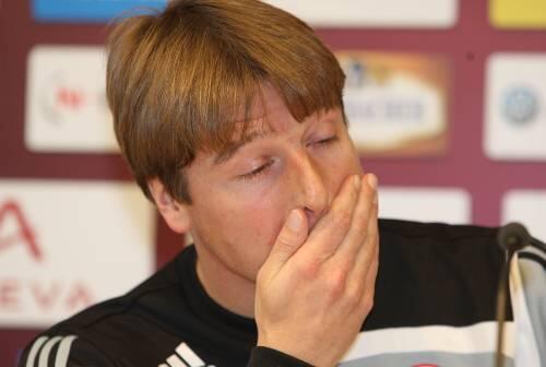 Nicht reden, spielen! Trainer Michael Oenning (großes Foto) stellt Dennis Diekmeier & Co. unter &bdquo;Welpenschutz&ldquo;.