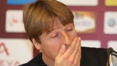 Nicht reden, spielen! Trainer Michael Oenning (großes Foto) stellt Dennis Diekmeier & Co. unter „Welpenschutz“. Nicht reden, spielen! Trainer Michael Oenning (großes Foto) stellt Dennis Diekmeier & Co. unter „Welpenschutz“.