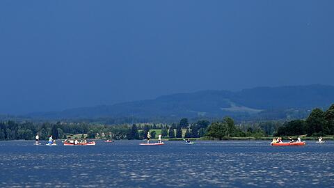 Blick auf den Staffelsee. Der Vermisste schaffte es nicht zurück auf ein Tretboot. (Archivbild)