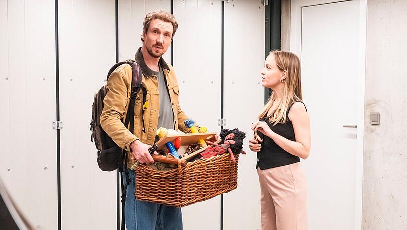 "Fang mich doch!": Georg Sommer (Jan Krauter, l.) hat einen Korb Spielzeuge bei Jule (Friederike Kempter) abgeholt. "Fang mich doch!": Georg Sommer (Jan Krauter, l.) hat einen Korb Spielzeuge bei Jule (Friederike Kempter) abgeholt.