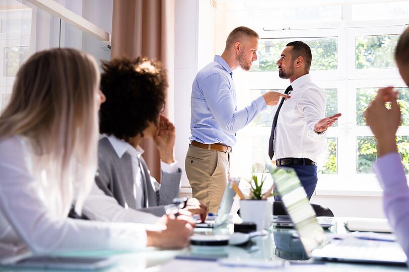 Auch wenn Sie mit einem Kollegen streiten, gilt die Devise: Sprechen Sie unter vier Augen. Ein unabhängiger Dritter sollte nur dann mit einbezogen werden, wenn es zu zweit nicht möglich ist, den Konflikt zu bewältigen. Dann kann eine objektive Meinung hilfreich sein. Auch wenn Sie mit einem Kollegen streiten, gilt die Devise: Sprechen Sie unter vier Augen. Ein unabhängiger Dritter sollte nur dann mit einbezogen werden, wenn es zu zweit nicht möglich ist, den Konflikt zu bewältigen. Dann kann eine objektive Meinung hilfreich sein.
