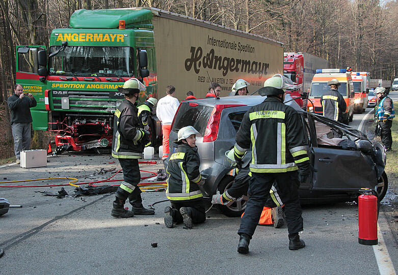 Schwerer Unfall auf der B12: Der Fahrer des Nissan kam dabei ums Leben.