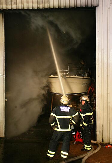 Die Feuerwehr kämpfte bis in den späten Abend.