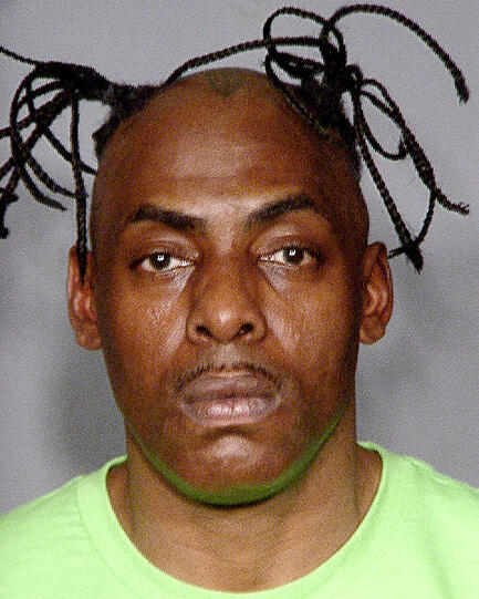Und auch ihn hat's am Wochenende erwischt: Der US-Rapper Coolio ist wegen Missachtung
eines Gerichtstermins vor fast zwei Jahren am Freitag in Las Vegas
festgenommen worden. Wie die Polizei mitteilte, wurde der Musiker am
frühen Nachmittag (Ortszeit) nur wenige Blocks östlich der berühmten
Vergnügungsmeile Las Vegas Strip in einem Wagen angehalten.