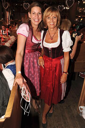 Die Schauspielerinnen Elena Uhlig und Ulrike Kriener spielen zusammen in der ZDF-Komödie "Butter bei die Fische".