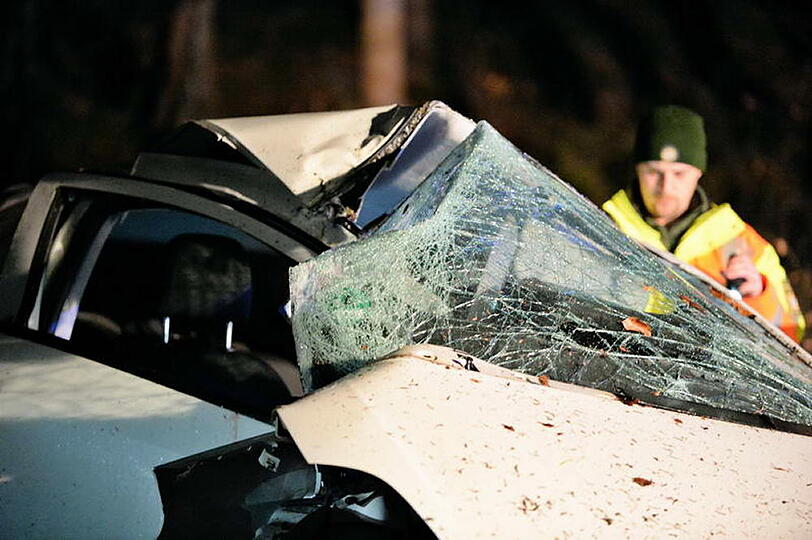 Unfall in der Gemeinde Egerer: Der Fahrer wurde bei dem Crash schwer verletzt. Die Bilder vom Unfallort.