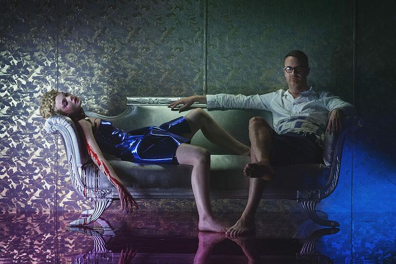 Theaterblut an einer plastikartigen Puppenfrau: Die 19-jährige Elle Fanning mit ihrem Regisseur Nicolas Winding Refn.