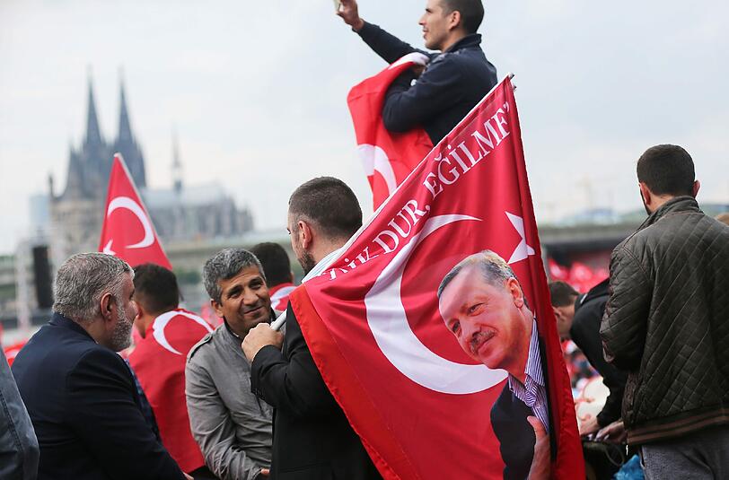 Mehrere Tausend Erdogan-Anhänger gingen in Köln am Sonntag auf die Straße. Die türkische Regierung hkritisiert scharf, dass Staatspräsident Recep Tayyip Erdogan sich nicht per Videoleinwand an die Demonstranten in Köln wenden durfte. Foto: Oliver Berg/Archiv