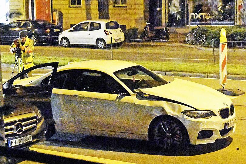 Wegen Übermüdung krachte der Fahrer eines BMW M2 in einen von der Polizei angehaltenen Mercedes und verletzte dabei zwei Beamte schwer.