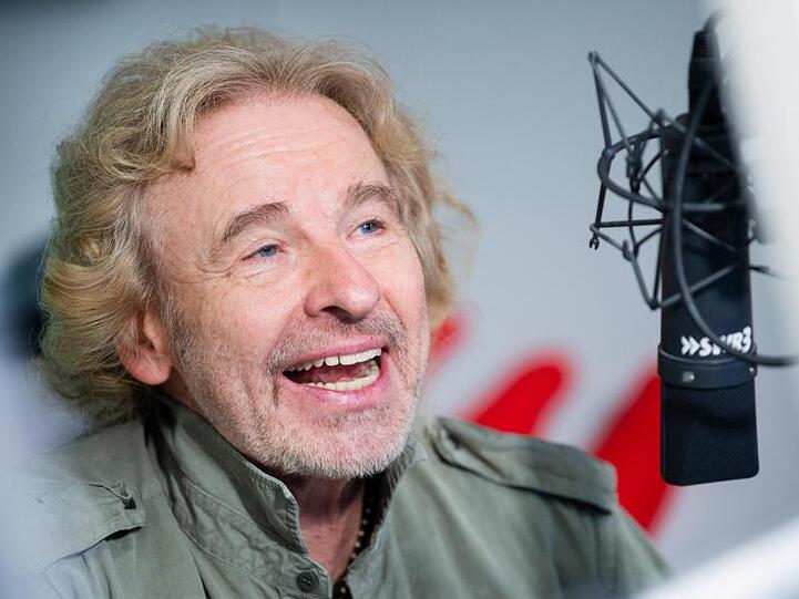 Thomas Gottschalk spricht ins Mikrofon. Foto: Tom Weller/dpa