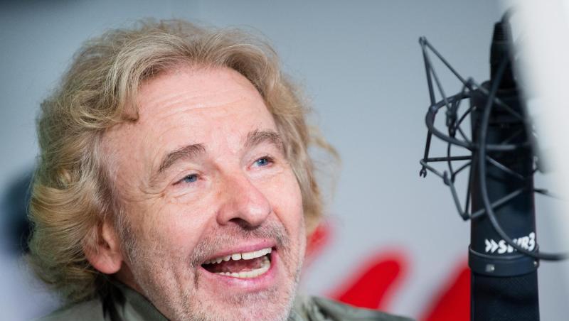 Thomas Gottschalk spricht ins Mikrofon. Foto: Tom Weller/dpa