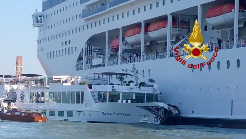 Das Kreuzfahrtschiff "Msc Opera" ist im Kanal von Giudecca mit einem Touristenboot zusammengestossen. Das Kreuzfahrtschiff "Msc Opera" ist im Kanal von Giudecca mit einem Touristenboot zusammengestossen.
