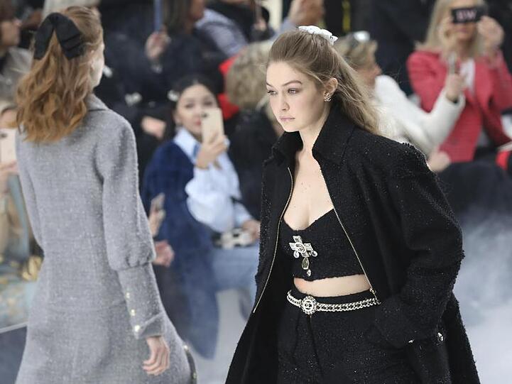 Model Gigi Hadid präsentiert eine Kreation der Herbst/Winter Damenkollektion von Chanel bei der Pariser Fashion Week.