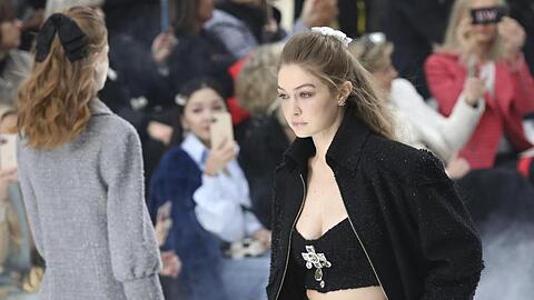Model Gigi Hadid präsentiert eine Kreation der Herbst/Winter Damenkollektion von Chanel bei der Pariser Fashion Week.