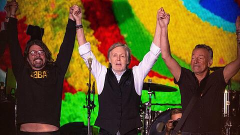 Paul McCartney (Mitte) holte in Glastonbury Dave Grohl (l.) und Bruce Springsteen auf die Bühne.