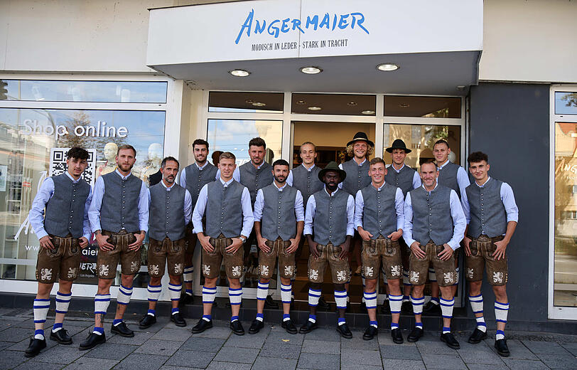 Die Löwen bei der Wiesn-Einkleidung bei Trachten Angermaier.